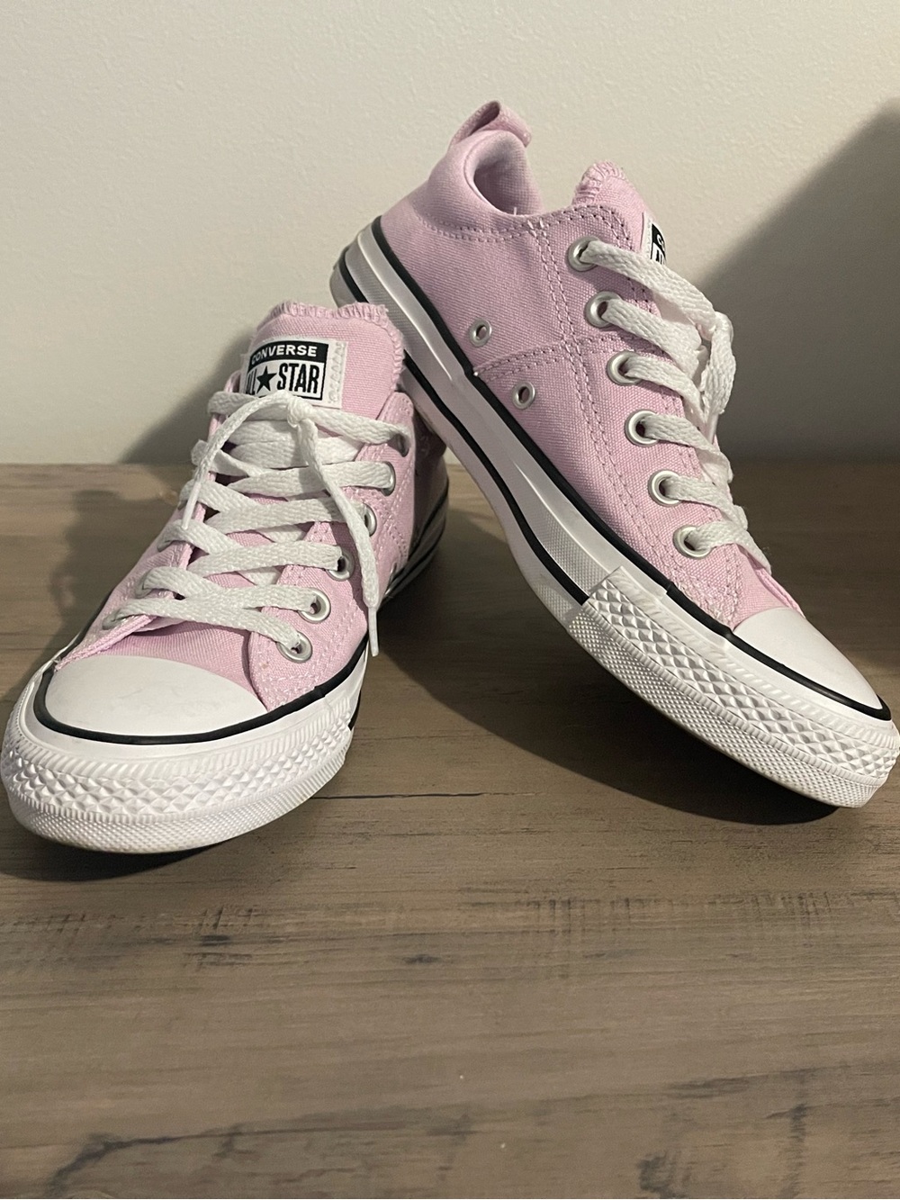 Converse Chuck Taylor Low Top Sneakers 👟 - Picture 8 of 9